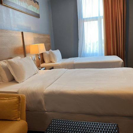 The Lanes Hotel Tutong Екстериор снимка