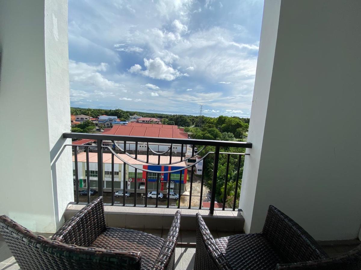 The Lanes Hotel Tutong Екстериор снимка