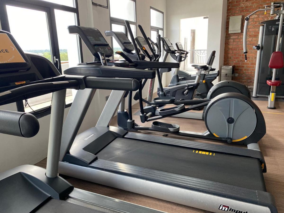 The Lanes Hotel Tutong Екстериор снимка