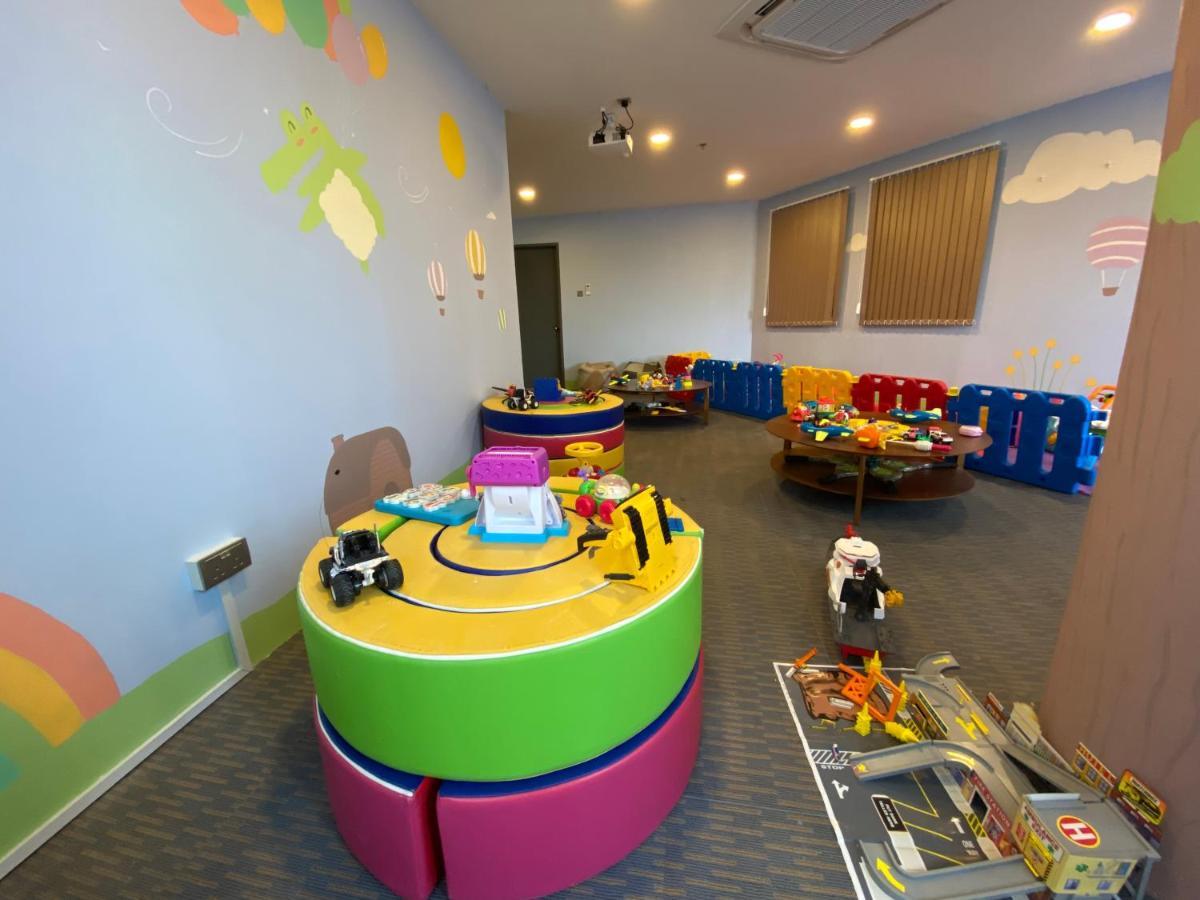 The Lanes Hotel Tutong Екстериор снимка