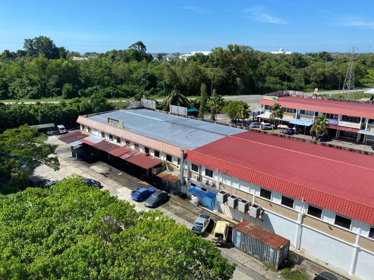 The Lanes Hotel Tutong Екстериор снимка