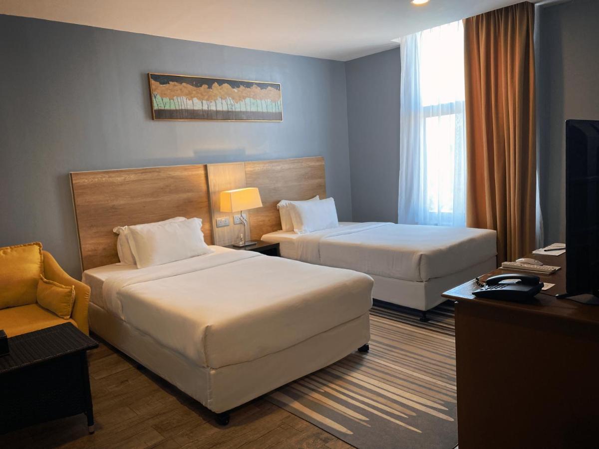 The Lanes Hotel Tutong Екстериор снимка