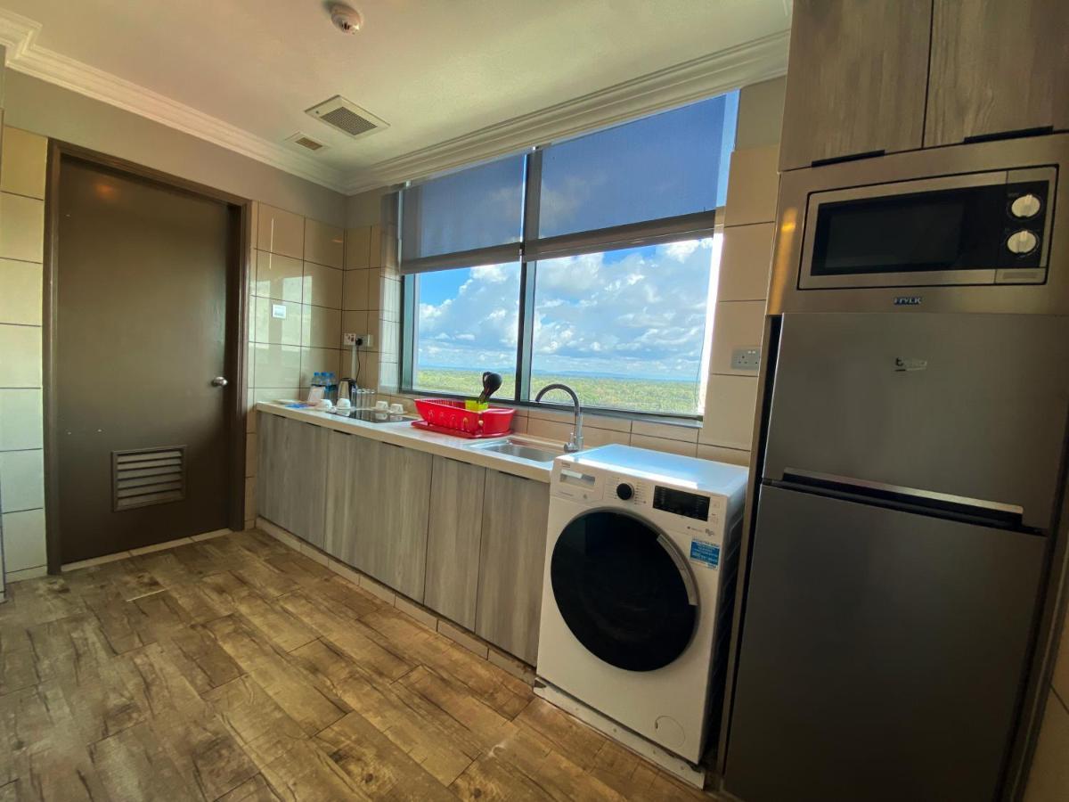 The Lanes Hotel Tutong Екстериор снимка