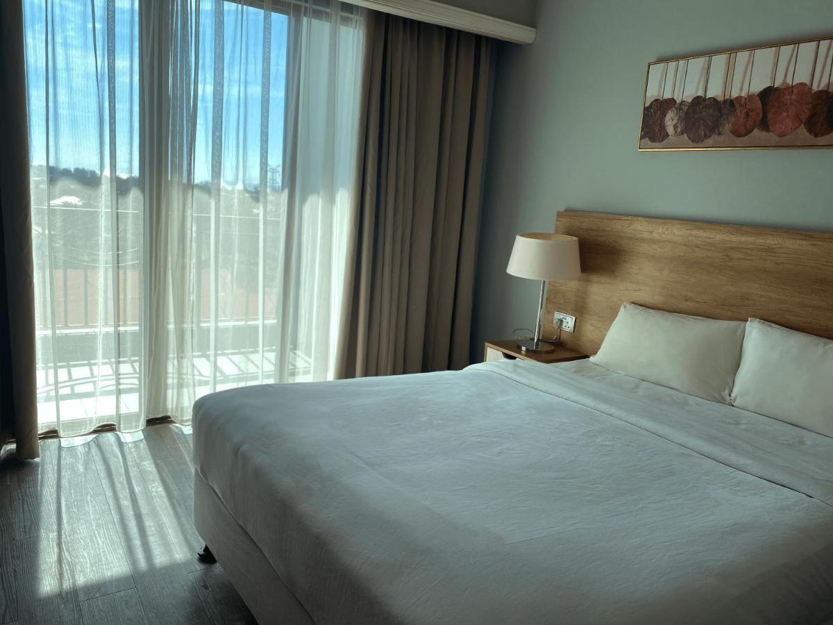 The Lanes Hotel Tutong Екстериор снимка