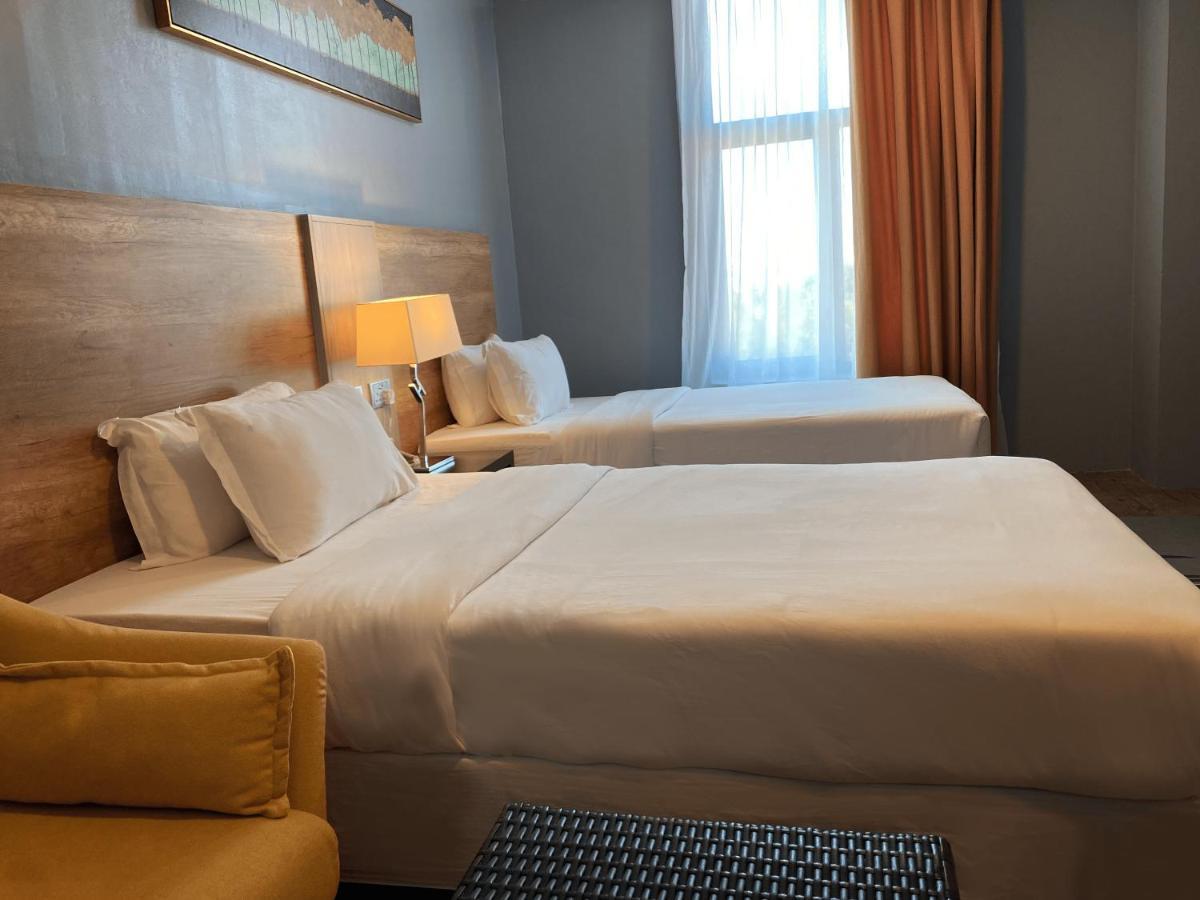 The Lanes Hotel Tutong Екстериор снимка