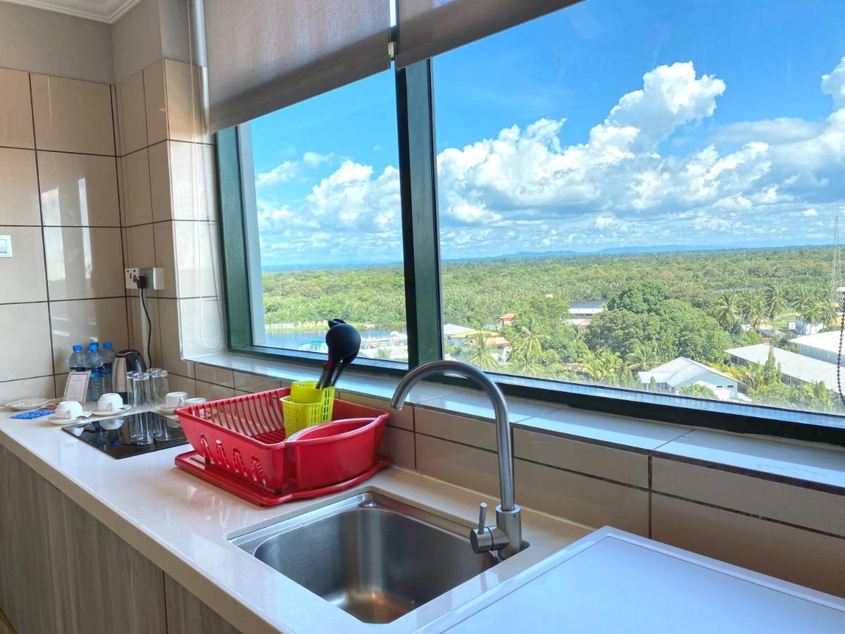 The Lanes Hotel Tutong Екстериор снимка