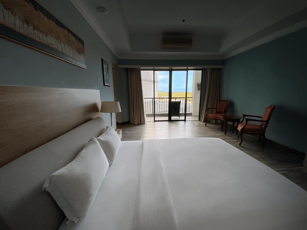 The Lanes Hotel Tutong Екстериор снимка