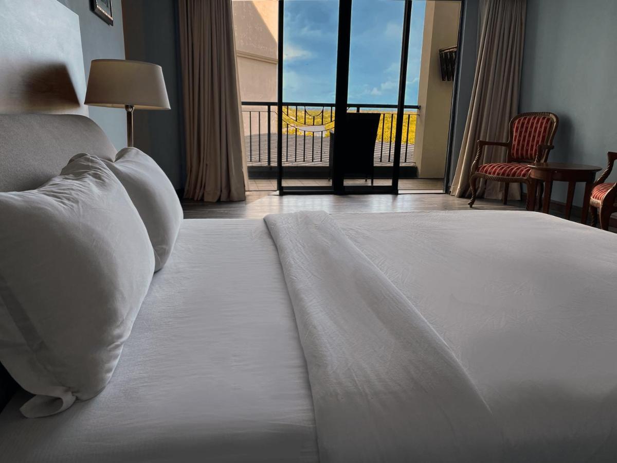 The Lanes Hotel Tutong Екстериор снимка