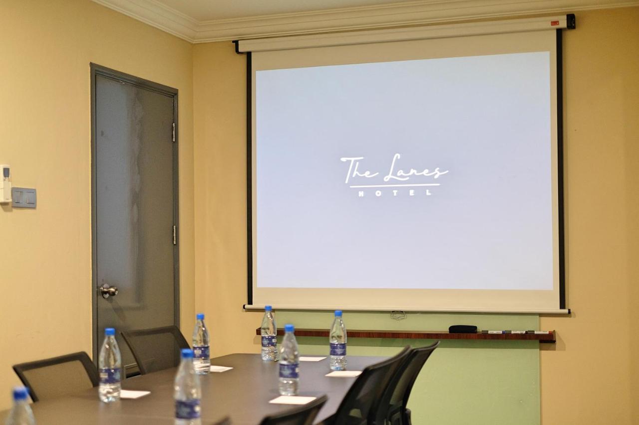 The Lanes Hotel Tutong Екстериор снимка